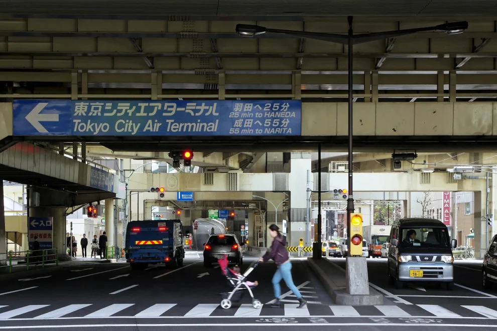 tokyo 2014 mutter mit kinderwagen ausschnitt